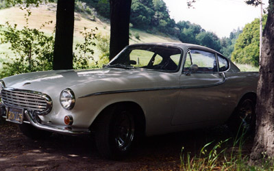 The driver's side of Dan's 1964 Volvo 1800S in the shade